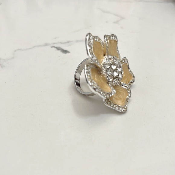 Flower Petals Ring - Picture 2 of 5
